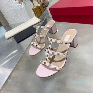 Роскошные дизайнеры сандалии высокие каблуки розовые 2021 летняя мода заклепки слайд кожа толстый каблук полые сексуальные большие женские тапочки 5.5см 2021