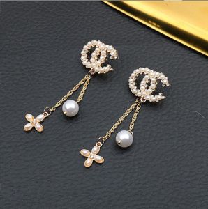 Toptan Marka Tasarımcısı Mektup Saplama Küpe Bayan Düğün Takı Aksesuarları Lüks Kadınlar Kristal Rhinestone Küpe Geometrik Çiçek Inci Eardrop Kulak Askısı