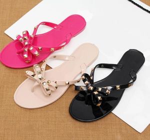 2021 Женщина Летние Сандалии Заклепки Big Bowknot Flip Plops Beach Sandalias Femininas Плоская Желе Дизайнерская Обувь