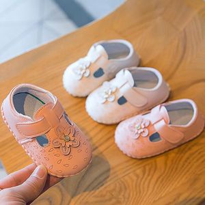 Astit 12-14 cm Bebek Kız Sandalet Çiçekler Yumuşak Deri Yürüyor Bebek Ayakkabıları İlk Yürüyüş Kurucular