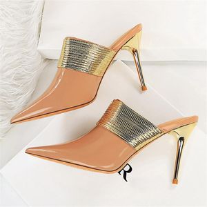 Sapatos de vestido 2021 Mulheres design de luxo 9cm saltos altos slides mules fora metade chinelos Summers Nude retro sandálias senhora de corrente de ouro