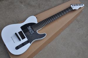 Chitarra elettrica a 7 corde con corpo bianco con hardware nero, tastiera in ebano, pickup attivi, servizio personalizzato