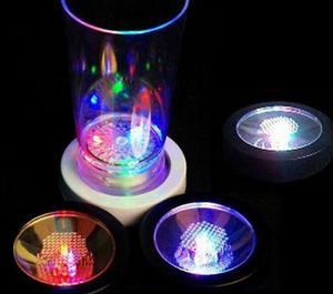 120 adet RGB Renk Değiştirme LED Coaster Yanıp Sönen Işık Bira Şarap Cam Içme Şişe Kupası Mat Coaster Kulübü Bar