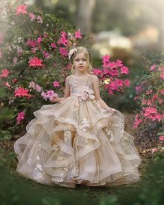 2021 Sevimli Şampanya Çiçek Kız Elbise Düğünler Için Jewel Boyun Kabarık Ruffles Katmanlı Çiçek Küçük Çocuklar Bebek Abiye İlk Communion Elbise ile Yay Açık Geri Aç