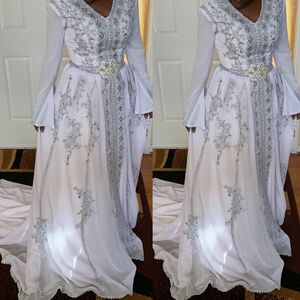 Echte Fotos Kristalle Perlen marokkanische Kaftan Abendkleider Elegante weiße Chiffon Langarm formelle Abendkleider mit silbernen Spitzenapplikationen A-Linien-Abschlussballkleid