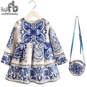Розничная 2-8-летнее платье + сумка / установить новые милые дети девочка лето весенний осень с длинным рукавом духи принцесса цветок Китай синий G1129
