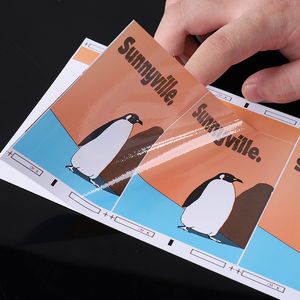 Özelleştirilmiş Su Geçirmez Beyaz Vinil Yapışkan Etiket Etiket Parlak Baskılı Kendinden Mühür Paketleme Açık PVC Logo Çıkartmalar