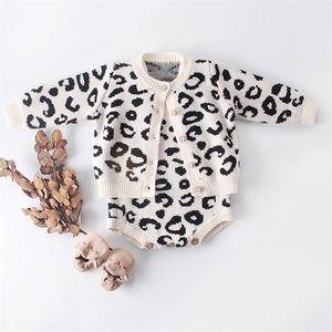 Erkek Bebek Kız Kıyafetler Giysi Set Born Leopar Baskı Örgü Ceket + Tulum Takım Elbise Bebek Erkek Kız Giyim 210521