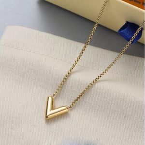 Klasik Tasarımcı Kolye Charm Bilezikler altın aşk V Kolye moda Takılar Bileklik kaplama mektup basit kalp Kolye Titanyum severler zincir takı