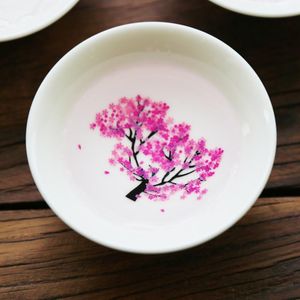 Fincan tabakları 1pc Magic Sakura fincan soğuk sıcaklık renk değiştirme çiçek sergisi Sake seramik çay kase