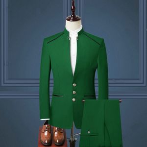 Мужские костюмы на заказ 2021, зеленый воротник-стойка, модный дизайн, золотые пуговицы, смокинги жениха для свадьбы, мужские вечерние костюмы