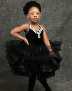 2021 Siyah Prenses Kız Pageant Elbiseler Kadife Yay Kristal Boncuk Çocuklar Düğün Criss Çapraz Geri Çiçek Kız Elbise Communion Gowns Ruffles Katmanlı Diz Boyu