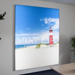 Stilvolles rahmenloses LED-Leuchtkasten-Werbedisplay aus Stoff im A1-Format mit hintergrundbeleuchteten Feldern und grafischem Druck