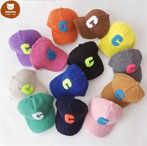 Büyük C Mektup Polar Polar Ball Şapka Çocuk Erkek Kız Kış Beyzbol Kapaklar Ayarlanabilir Peluş Sıcak Snapback Spor Açık Şapkalar Öğrenci Öğrencileri Kostüm 591 W