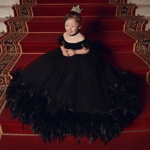 Siyah Balo Tüyler Çiçek Kız Elbise Düğün Kapalı Omuz Toddler Pageant Abiye Tül Sweep Tren İlk Communion Elbise