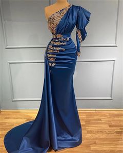 Azul marinho cetim sereia vestidos de noite formais com renda dourada elegante um ombro frisado vestido de festa ocn vestidos para mulheres árabes
