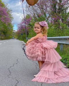 Pembe Katmanlı Tül Çiçek Kız Elbise Yumuşak Kabarık Hi-Lo Custom Made Doğum Günü Abileri Straplez Yaz Pageant First Communion Elbiseler