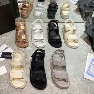 Kadın Sandalet Tasarımcı Sandalet Kristal Buzağı Derisi Platform Terlik Metal Düğme Ayakkabı Klasik Yaz Plaj Parmak arası Terlik Kanca Döngü Bağlantı Elemanları Terlik