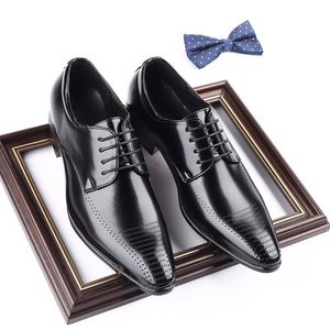 Yeni Tasarımcı Beyefendi Sivri Dantel Up Brogue Oxford Ayakkabı Erkekler Rahat Düğün Resmi Elbise Ayakkabı Sapatos Tenis Masculino