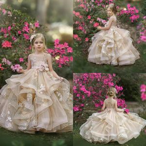 Sevimli Çiçek Kız Elbise Mücevher Boyun Dantel Aplikler Katmanlı Etekler Kız Pageant Elbise A Line Çocuklar Doğum Günü Abiye