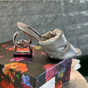 En Kaliteli Seksi Yüksek Topuklu Metal Mektup Sandalet Kadın Için Hakiki Deri Taban Ayakkabı Lüks Tasarımcı Paris Gelin Düğün Ziyafet Pompaları Boyutu 35-42 Kırmızı Altın Siyah