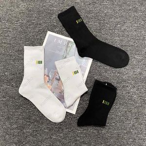 21SS Erkek Moda Çorap Mektubu Desen Erkek Çorap Hiphop Sokak Stil Koşu Spor Nefes Aktif Stocking 2 Renkler Ücretsiz Boyut INS Sıcak