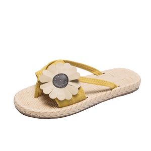 Kadınlar için güzel terlik Yaz çok yönlü düz kaymaz çiçek flip-flop web ünlü sandalet özel teklif
