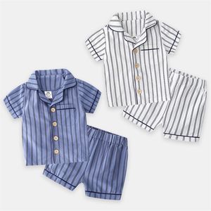 Verão quente 2 3 4 6 8 10 anos de manga curta camisa de sono + shorts 2 peças de tracksuit para crianças bebê meninos listrados pijamas set 210414