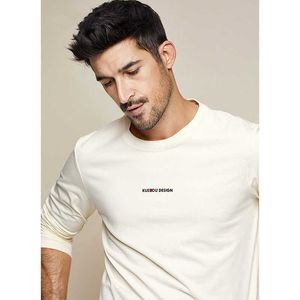 Kuegou Erkekler Uzun Kollu T-Shirt Sonbahar Sözleşmeli Basılı Mektuplar Yuvarlak Yaka Boş Zamanlı Oluşturma Çereksiz Üst giysi ZT-7761 210524