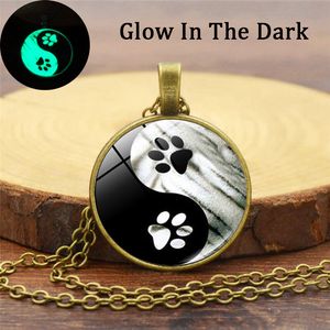 Frauen Männer Mode Leuchtende Halsketten Pullover Kette Schmuck Yin Yang Taiji Hund Fußabdrücke Muster Glas Leuchtende Halskette