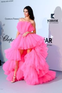 Kendall Jenner Fuşya Pembe Yüksek Düşük Abiye Straplez Katmanlı Tül Örgün Ünlü Parti Elbise 2022 Lüks Kabarık Uzun Balo Pageant Elbise Kadınlar Için