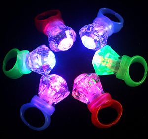 Светящиеся сверкающие кольца Свадебный душ Сувениры для вечеринок Дети Взрослые Мигающий пластиковый бриллиант Bling Светодиодное светящееся кольцо на день рождения Девичник