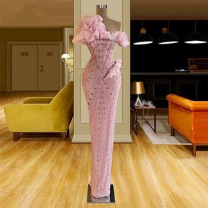Glamorous Ruffles Lüks Balo Elbiseleri Düz Boncuk Kristalleri Gece Elbisesi Özel Yapımı Resmi Rhinestones Zemin Uzunluğu Kırmızı Halı Ünlü Parti Elbise