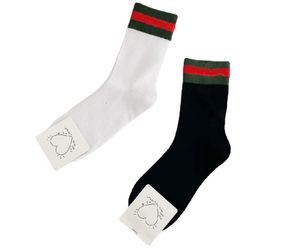 Erkekler Kadınlar Için lüks Tasarımcı Pamuklu Çorap Kırmızı Yeşil Mektup Nakış Siyah Beyaz Nefes Orta Tüp Çorap 2 Çift/grup