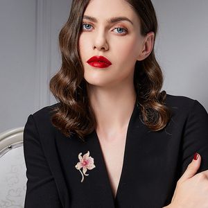 Tasarımcı Kadınlar Broş Lady Zambak Pins Suit Broşlar Kadın için Renkli Zirkon Vintage Zarif Lüks Elbise Çiçekler Pin Moda