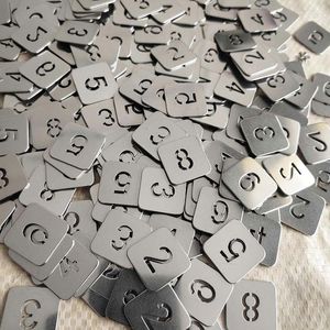Anahtarlık oyulmuş sayılar 1-100 harfli araba zincirleri köpek kimliği etiketi paslanmaz çelik özel yapım arkadaş hediyesi Kayıp Kurtarma Cardkeychains Em