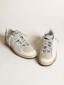 Низкие маленькие грязные туфли, дизайнерские роскошные итальянские ретро кроссовки ручной работы Ball LAB из белой кожи с перфорированной звездой и кружевными аксессуарами из разноцветных кристаллов.