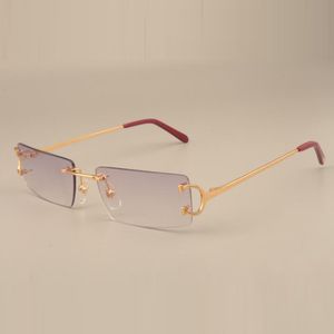 Простые солнцезащитные очки 4193827 с маленькими прямоугольными линзами и большими металлическими С-образными дужками.