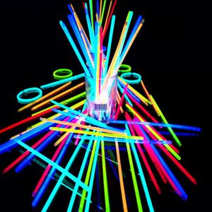 Renkli Glow Sticks Floresan Işık Kolye Neon Parlak Renkli Bilezikler Düğün Parti için Tezahür Sahne Festivali Supplie 100 adet / torba