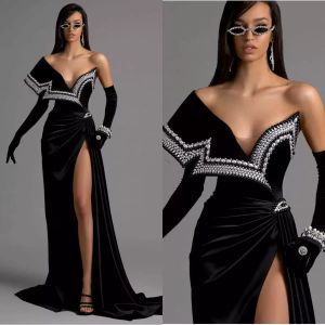 2022 Черные бархатные вечерние платья со шлейфом и открытыми плечами Платья для выпускного вечера русалки с высоким разрезом и жемчугом Vestidos Формальные платья знаменитостей