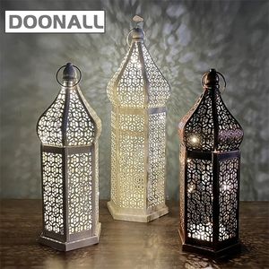Hollow retro lanterna marroquina boho oco-esculpida sem fio mesa portátil lâmpada romântica gaiola de metal atmosfera luz para decoração de casa 220421