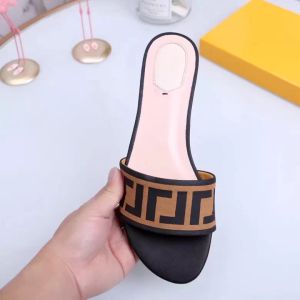 2022 Tasarımcı Yaz Sandalet kadın Flip flop Terlik Moda Hakiki Deri slaytlar Metal Zincir Bayanlar Rahat ayakkabılar