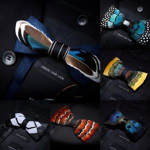 Conjuntos de broches de gravata borboleta feitos à mão de penas e couro da marca Kamberft para festa de casamento masculina