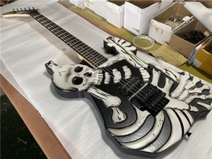 Siyah aksesuarlarla özel baskı kafatası çift sarsıntı elektro gitar