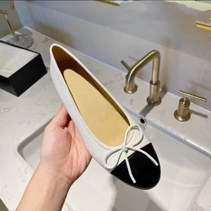 yüksek kaliteli Bale Flats Klasik Tasarımcı ayakkabı Kadın gelinlik% 100 Deri Tüvit Kumaş İki Renkli Ekleme Yay Yuvarlak Bale Ayakkabısı Moda Flats Kadın Ayakkabı kutusu ile