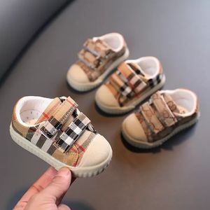 Sapatos de lona infantis de alta qualidade Tênis xadrez letra infantil Tênis de bebê meninos meninas leves macios antiderrapantes tênis casuais
