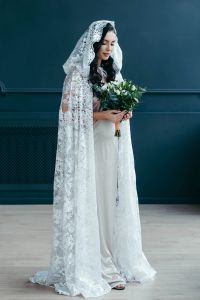 Lily Collins ilham düğün perdesi ile kaput 2023 Şapel Uzun Gelin Cape Tamamen Dantel Batı İngiliz Victoria pelerin örtbas Beyaz Siyah Allık