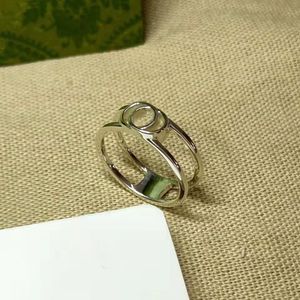 Band Rings Designer 925 Gümüş Mektup Marka Mücevherleri Kadınlar için Klasik Moda Lady Kadın Parti Düğün Takı Lüks Yüzükler İyi Sevgililer Günü Hediye Çantası