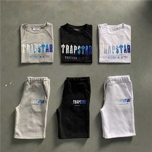 Herren Trapstar T-Shirt-Set mit Buchstaben bestickter Trainingsanzug, kurze Ärmel, Plüsch-Shorts, Bewegungsstrom, hochwertiges Großhandels-Top-Fußball-Shorts-Set