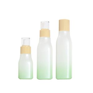 Boş gradyan yeşil cam şişe yanlış ahşap yaka beyaz losyon fiş ile açık kapak taşınabilir dolabın